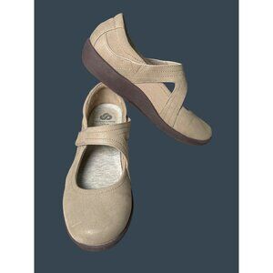 Cloudsteppers By Clarks Womens Sz 8.5 Beige Mary Jane Shoes Velcro Strap Comfort